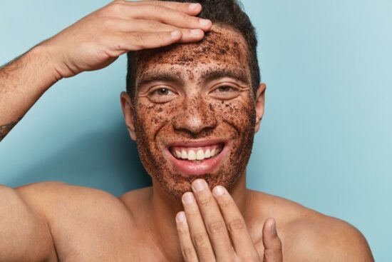 Besparing kleurstof wazig Gezicht scrub mannen voor een betere huid